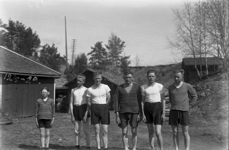 Miehiä urheilutamineissa  –  10 x 15 cm lasinegatiivi