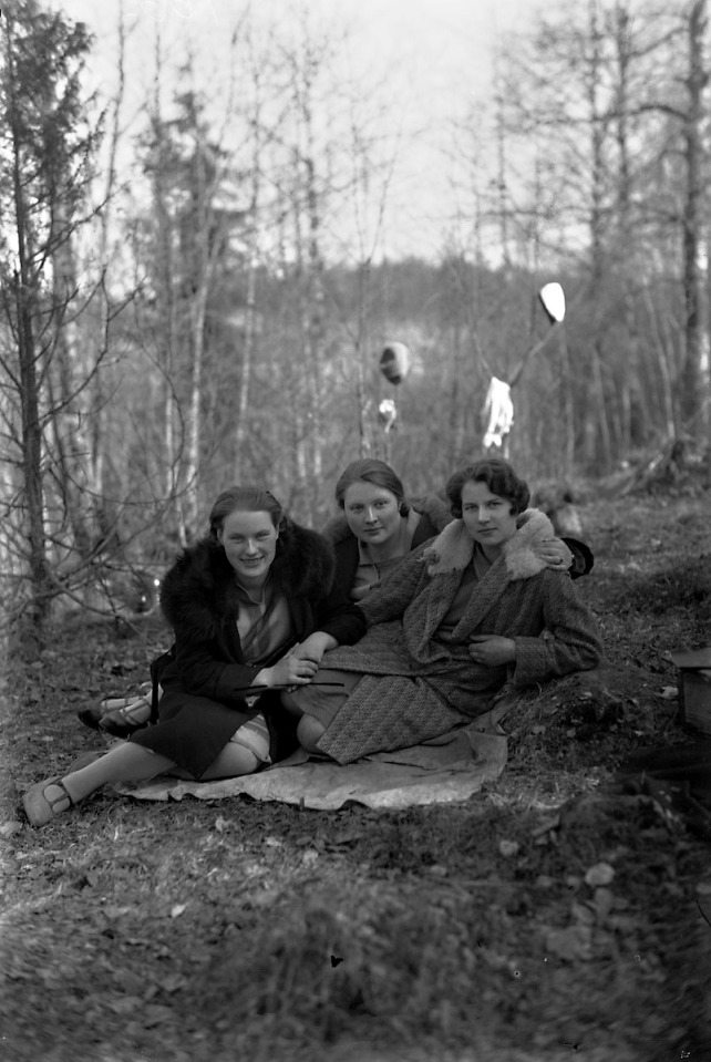 Kolme naista kevätpäivänä    10 x 15 cm lasinegatiivi
